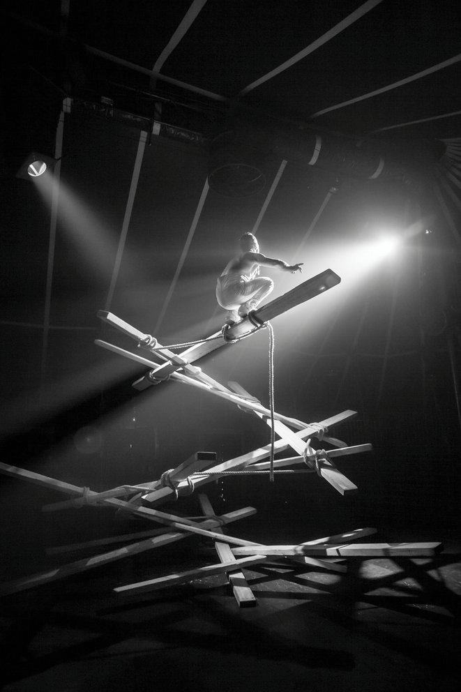 Johann Le Guillerm s’élève sur une hélice de planches qu’il construit au fur et à mesure de son ascension. Spectacle Secret(temps2), 2019. © Photographie David Dubost.