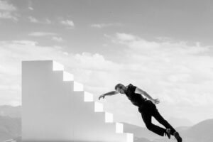 Joann Bourgeois dans sa création Fugue Trampoline, Philip Glass, 2022, Photo : Pascale Cholette